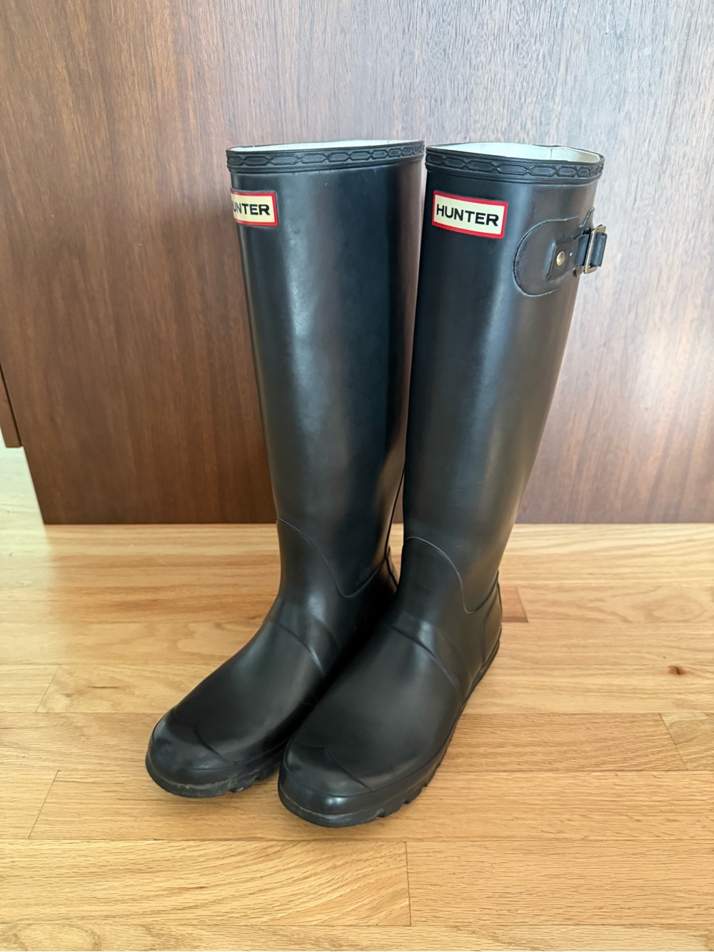 Hunter Tall Black Rubber Rain Boots Women’s 8US with Boot Socks & Shine Sponge